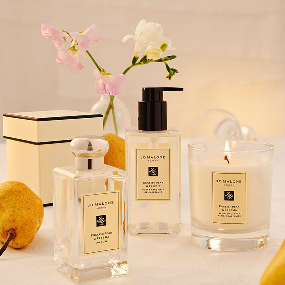English Pear & Freesia Classic Candle